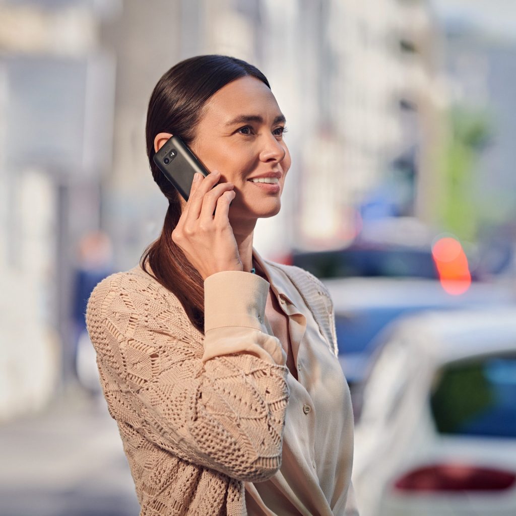 Panasonic KX-TU250EXB Panasonic KX-TU250 telefon komórkowy dla seniora 4G VoLTE Clear Call (ekran 2.4", aparat 1.2MP, przycisk SOS, tryb głośnomówiący, 8h pracy), czarny 22 Panasonic KX-TU250EXB KX TU250EXB 012