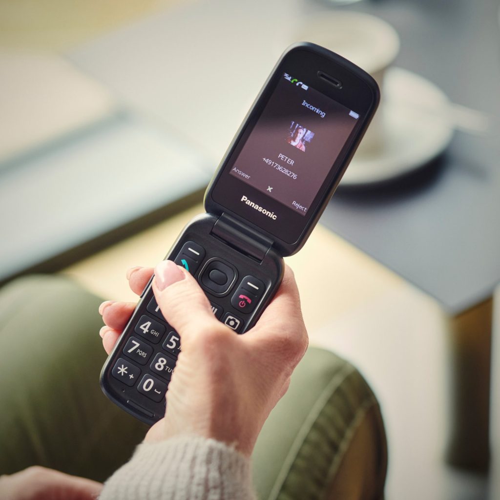 Panasonic KX-TU550EXR Panasonic KX-TU550 telefon dla seniora z klapką (4G VoLTE Clear Call, duży ekran 2,8", aparat 1,2 MP, połączenia SOS, tryb głośnomówiący), czerwony 14 Panasonic KX-TU550EXR KX TU550EXR 004