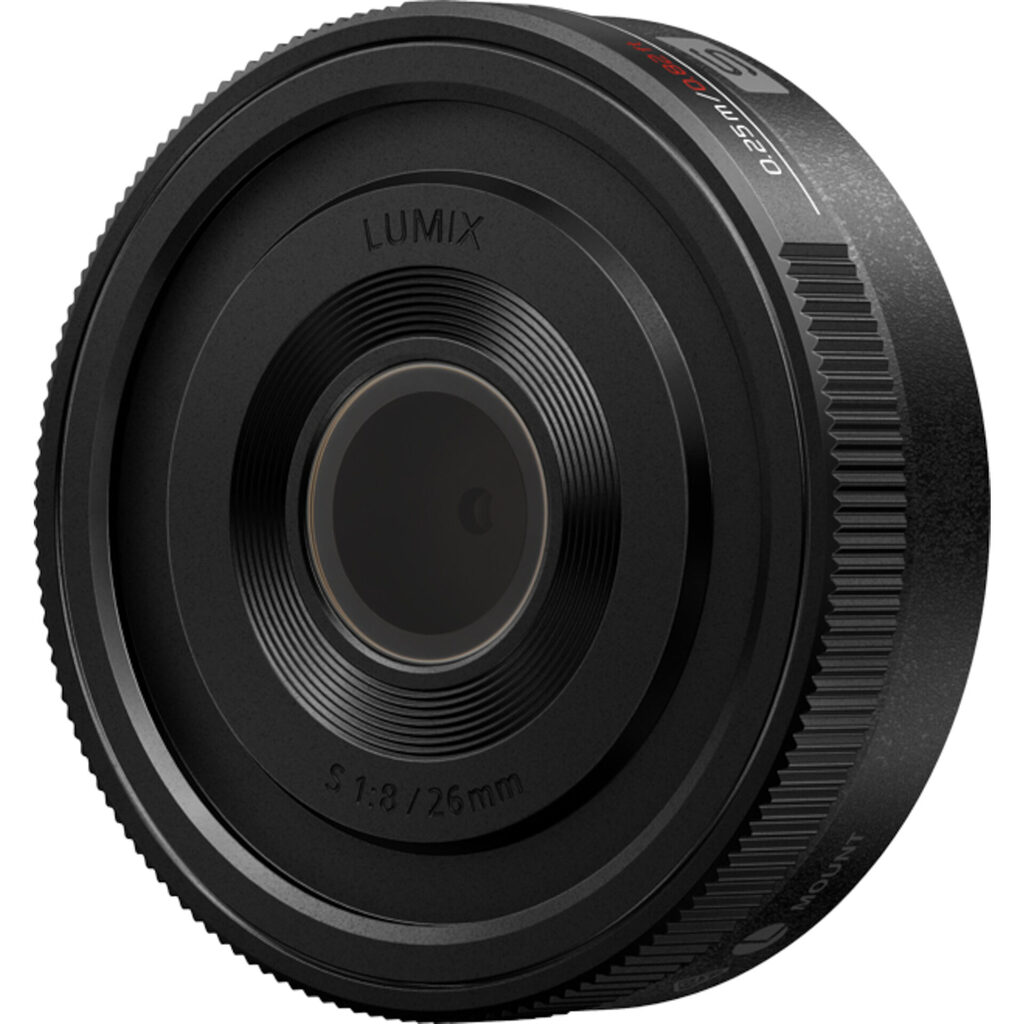 Promocja Lumix - zaoszczędź aż do 3700PLN 44 Panasonic S-R26 LUMIX S kompaktowy obiektyw szerokokątny o stałej ogniskowej 26mm (przysłona F8, ręczne ustawianie ostrości, długość 18,1mm, waga 58g)