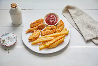 Panasonic NN-CT57RMEPG Panasonic NN-CT57RM kuchenka mikrofalowa Inverter Slim z grillem i funkcją Air Fry (1000W, termoobieg, 27l, kosz do smażenia beztłuszczowego), srebrna 33 Talerz z chrupiącym kurczakiem BBQ, frytkami i sosem, z dodatkami i przyprawami w tle.
