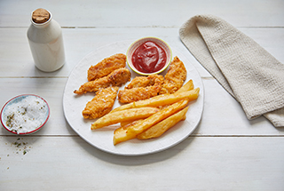 Panasonic NN-CT55RWEPG Panasonic NN-CT55RW kuchenka mikrofalowa Inverter Slim z grillem i funkcją Air Fry (1000 W, termoobieg, 27l, kosz do smażenia beztłuszczowego), biała 33 Talerz z chrupiącym kurczakiem BBQ, frytkami i sosem, z dodatkami i przyprawami w tle.