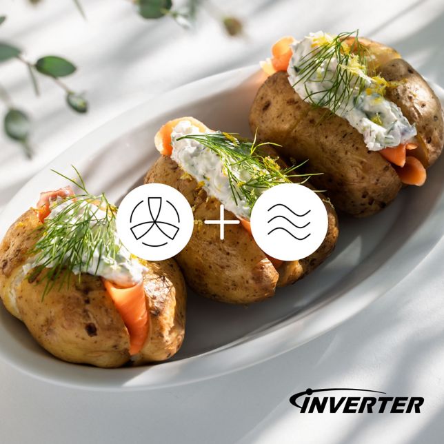 Panasonic NN-CD58RSEPG Panasonic NN-CD58RS kuchenka mikrofalowa Inverter Slim z grillem i funkcją Air Fry (1000W, termoobieg, 27l, kosz do smażenia beztłuszczowego), stalowa 11 Talerz z ziemniakami w mundurkach z dodatkiem śmietany i ziół. Nad nimi ikony trybów wskazujące połączenie Air Fry i mikrofali (Inverter).