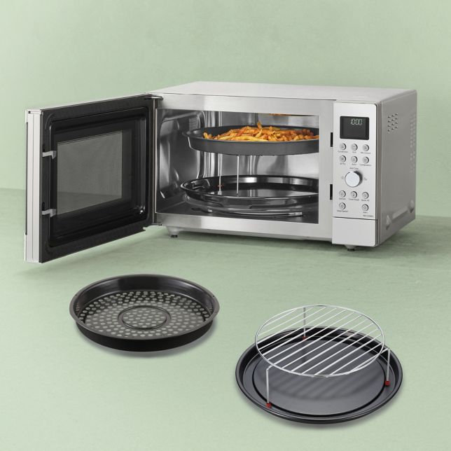 Panasonic NN-CD58RSEPG Panasonic NN-CD58RS kuchenka mikrofalowa Inverter Slim z grillem i funkcją Air Fry (1000W, termoobieg, 27l, kosz do smażenia beztłuszczowego), stalowa 16 Kuchenka mikrofalowa Panasonic Slim Line Combi z otwartymi drzwiczkami i potrawą w środku. Z przodu widoczne akcesoria: kosz Air Fry, ruszt grillowy i tacka emaliowana.