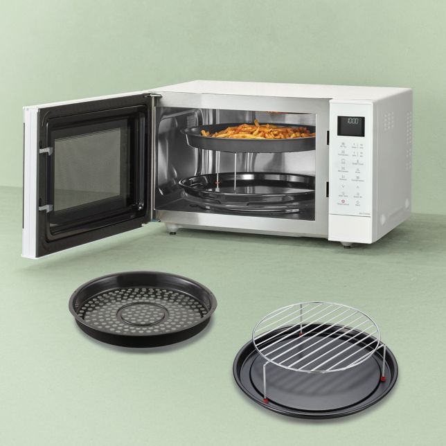 Panasonic NN-CT55RWEPG Panasonic NN-CT55RW kuchenka mikrofalowa Inverter Slim z grillem i funkcją Air Fry (1000 W, termoobieg, 27l, kosz do smażenia beztłuszczowego), biała 16 Kuchenka mikrofalowa Panasonic Slim Line Combi z otwartymi drzwiczkami i potrawą w środku. Z przodu widoczne akcesoria: kosz Air Fry, ruszt grillowy i tacka emaliowana.