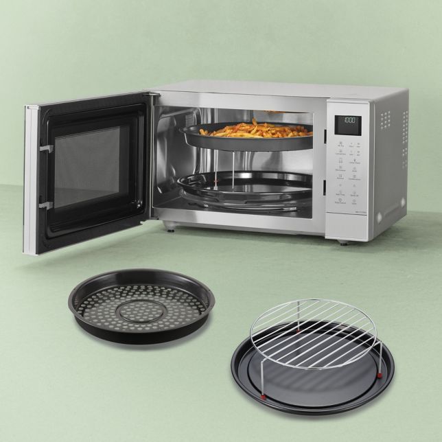 Panasonic NN-CT57RMEPG Panasonic NN-CT57RM kuchenka mikrofalowa Inverter Slim z grillem i funkcją Air Fry (1000W, termoobieg, 27l, kosz do smażenia beztłuszczowego), srebrna 16 Kuchenka mikrofalowa Panasonic Slim Line Combi z otwartymi drzwiczkami i potrawą w środku. Z przodu widoczne akcesoria: kosz Air Fry, ruszt grillowy i tacka emaliowana.